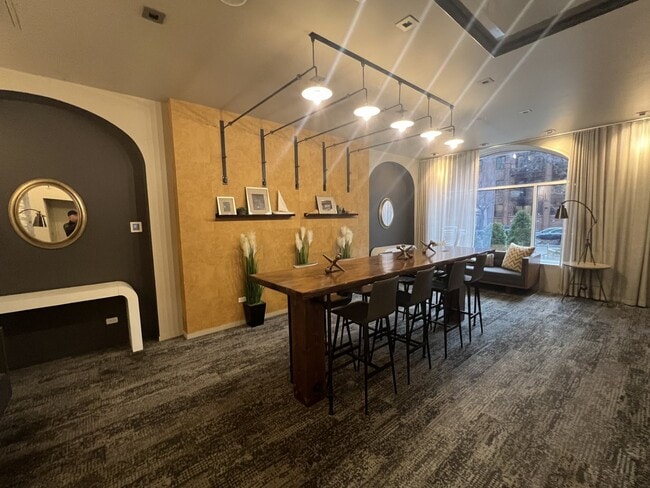 Building Photo - 426 W Belmont Ave