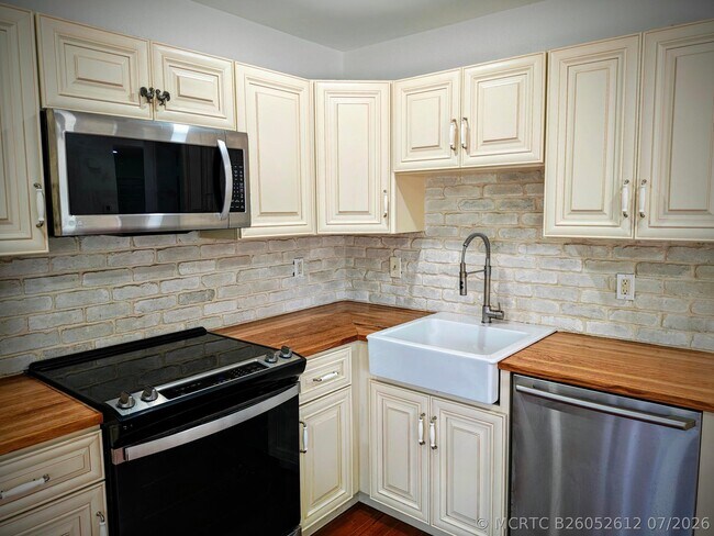 Building Photo - 9785 Ridge Creek Rd