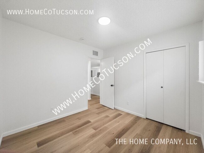 Building Photo - 5123 Paseo Las Palmas