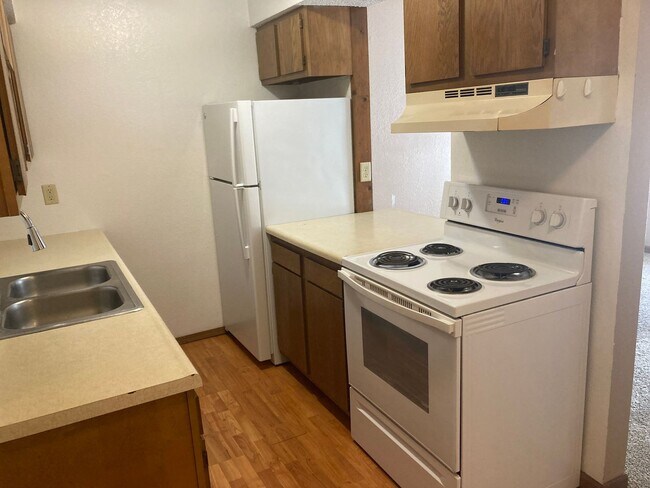 Building Photo - 1 Bedroom 1 Bath Ground Floor Apartment wi...