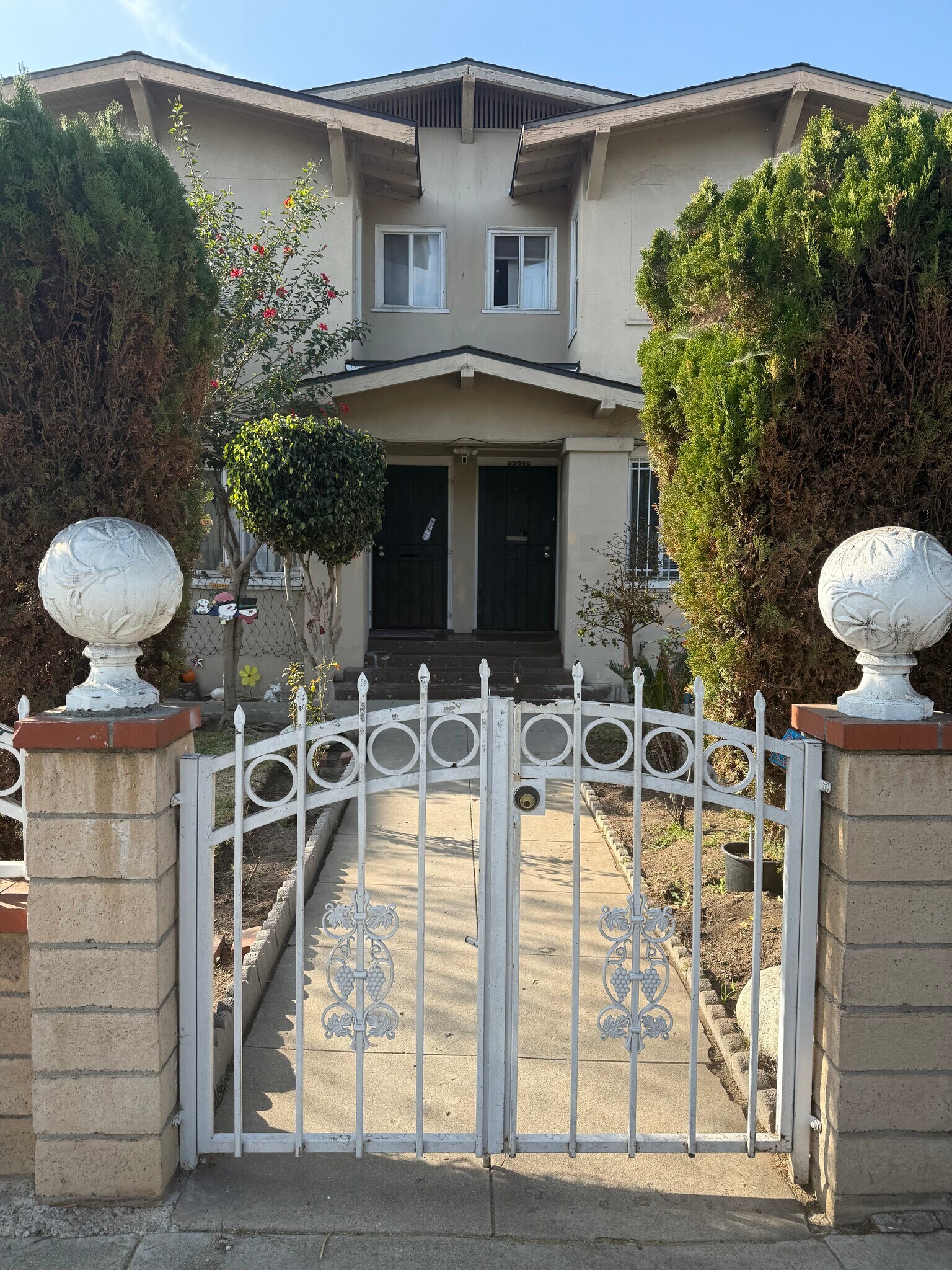 Building Photo - 2221 S Budlong Ave