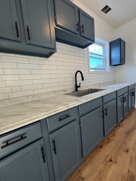 Primary Photo - 647 W 48th Pl