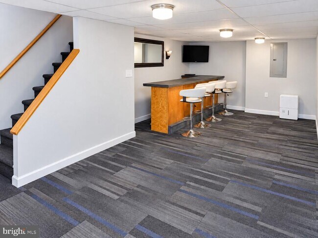 Building Photo - 611 Green Ln