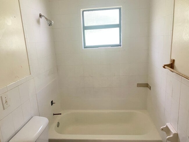 Building Photo - 2/1 House In Belleview!