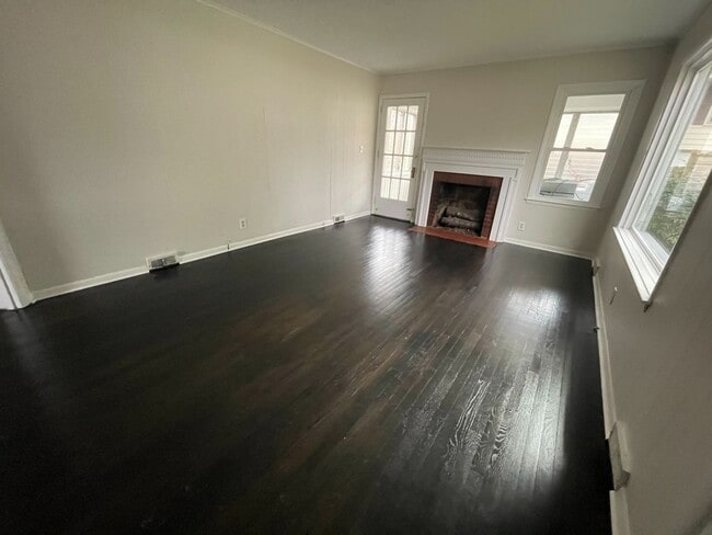 Building Photo - Renovated 2 BR Convenient to Battleground