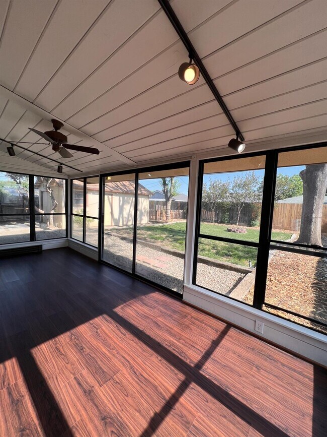 Building Photo - 3402 E Weldon Ave