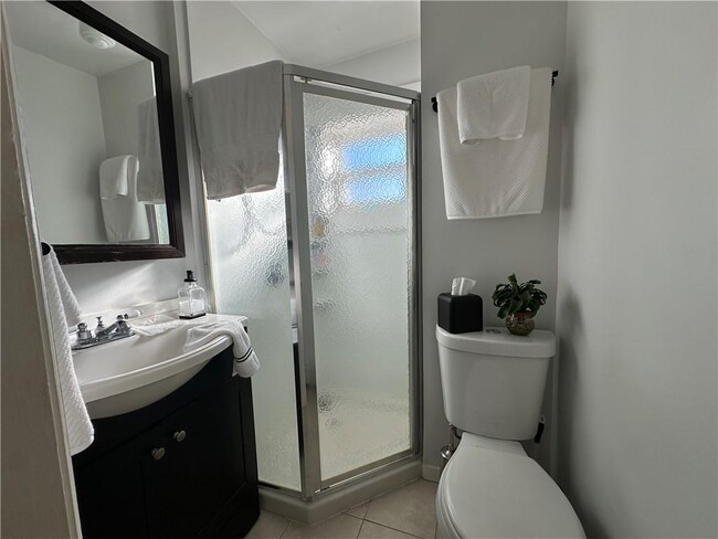 Building Photo - 5 Record St