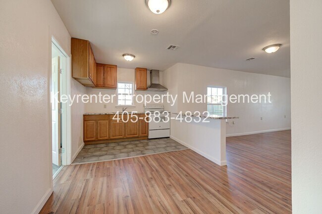 Building Photo - 2709 N Fonshill Ave