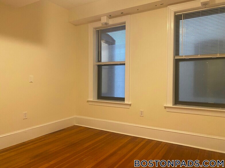 Building Photo - 881 Massachusetts Ave