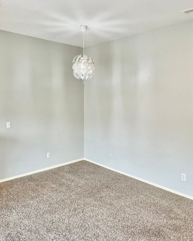 Building Photo - 2 Bed / 1 bath townhome at Summerhill Village in Issaquah $2,895/mo