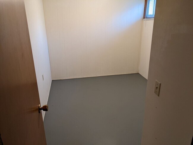 Building Photo - Large 3+ bedroom