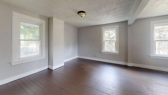 Building Photo - 4 Bedroom Single Family Home