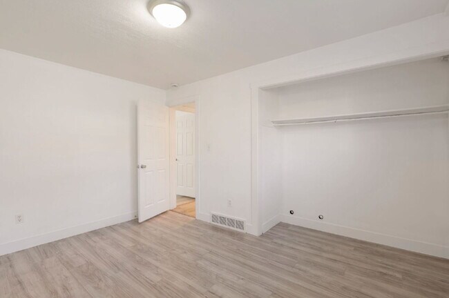 Building Photo - North Salt Lake 2 BD 1 BA - $500 Amazon Gift Card!! - $500.00 Security Deposit OAC -Brookside Lof...