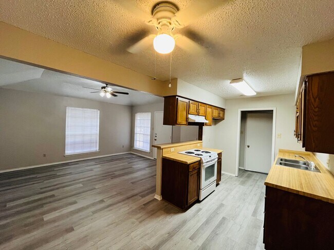 Building Photo - 320 Spring Branch Ln