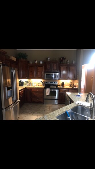 Building Photo - 2555 N Trafalger Dr