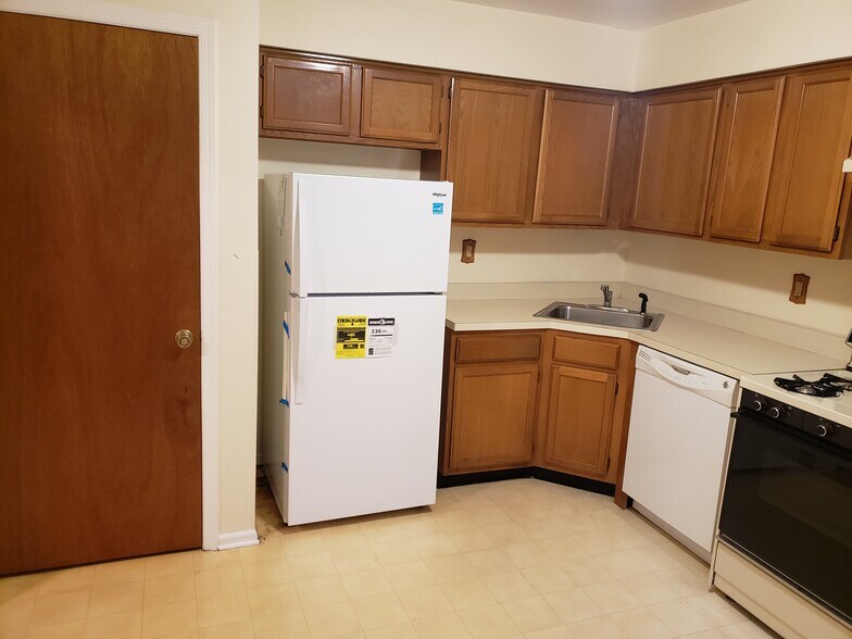 Kitchen - Picture 2 - 3716 Birchwood Ct