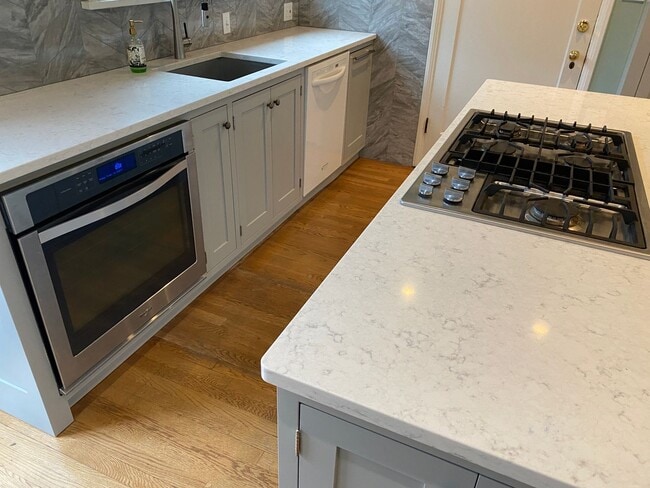 Building Photo - Amazing Irvington Charm - 3 bedroom Duplex...