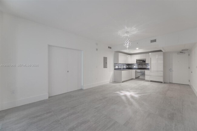Building Photo - 1010 Brickell Ave