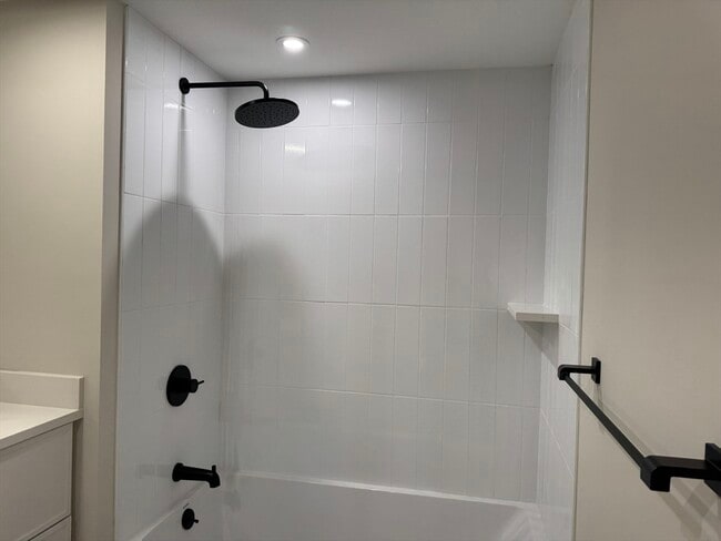 Building Photo - 100 Lincoln St