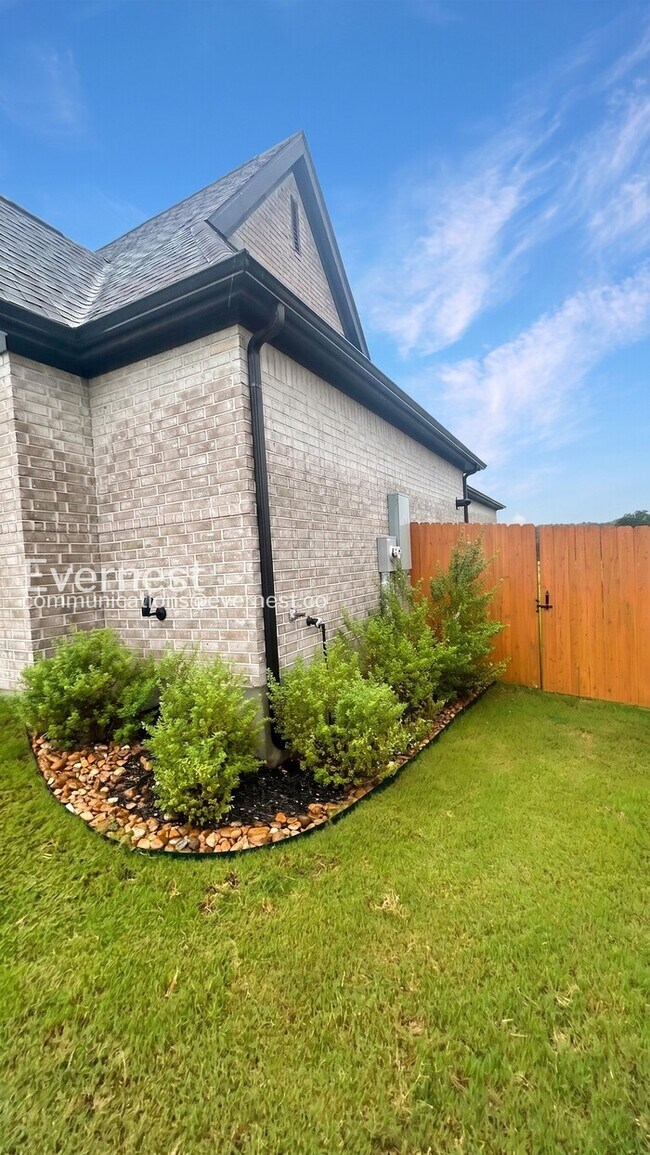 Building Photo - Charming Rental with Pool & 2-Car Garage  / Fenced-Yard / Off-street Parking / Available now!