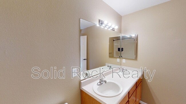 Building Photo - 4920 Universal Hts