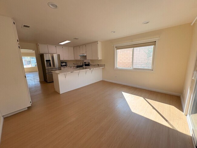 Building Photo - Rancho Cucamonga Gem – Stylish Single-Stor...