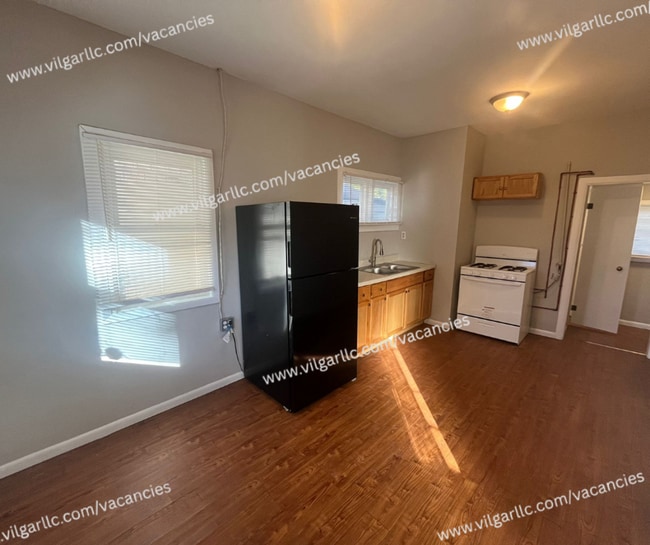 Building Photo - 133 N Lindberg St