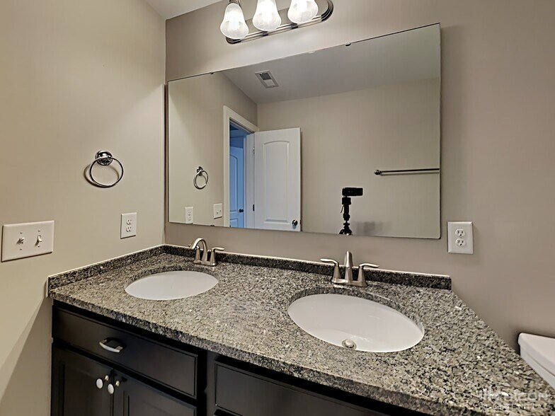 Building Photo - 4428 Redfern Pl