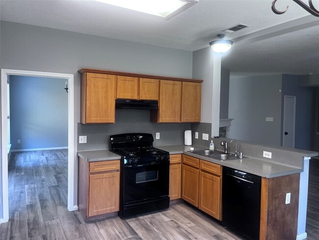 Building Photo - 1810 Village Ct Ln