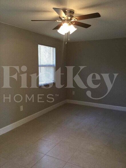 Building Photo - 2610 SW 5th St