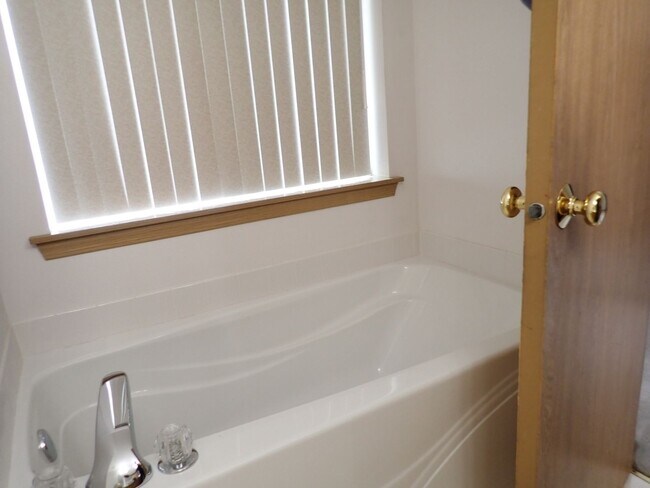 Building Photo - Beautiful 5 Bedroom House Puyallup South Hill