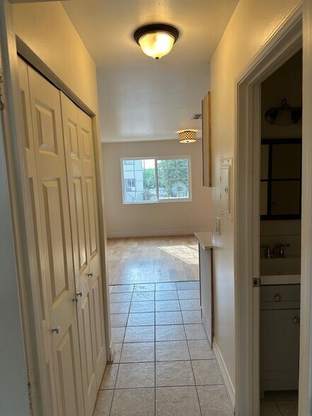 Building Photo - 2406 Florencita Dr W