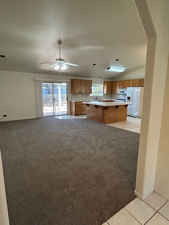 Building Photo - Culdesac Home Near Parks & Schools