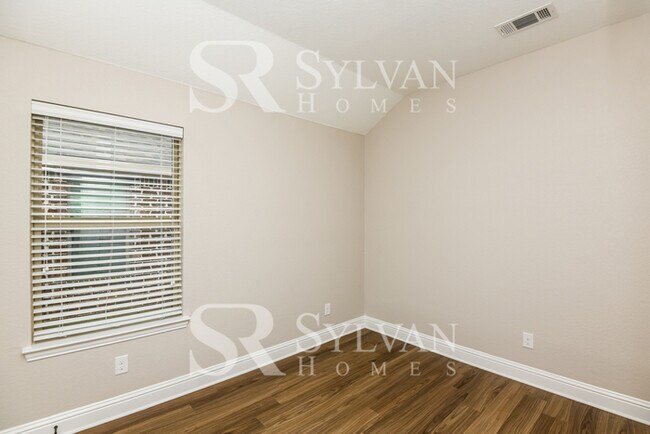 Building Photo - Prepare to be impressed by this 4bedroom, 2.5 bathroom home