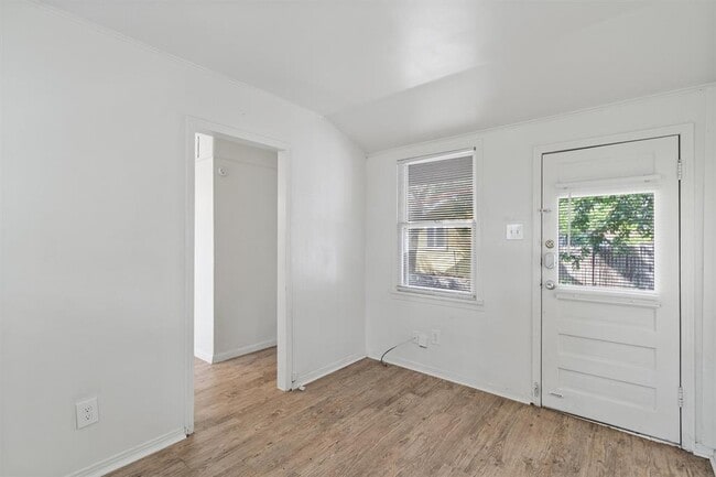 Building Photo - 3404 Grooms St