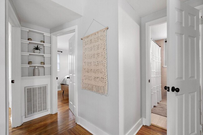 Building Photo - 3/2 House by TMH!! Available April!! fully furnished, 6 or 12 month lease available