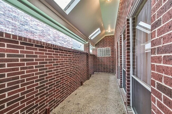 Building Photo - 16 Kelliwood Ct Cir