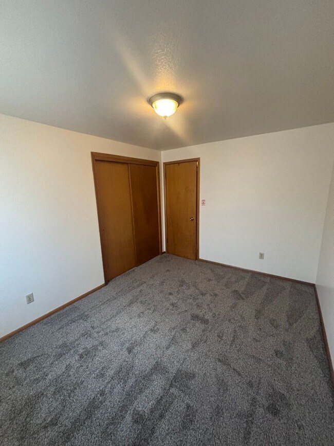 Building Photo - Maple Ave Duplex