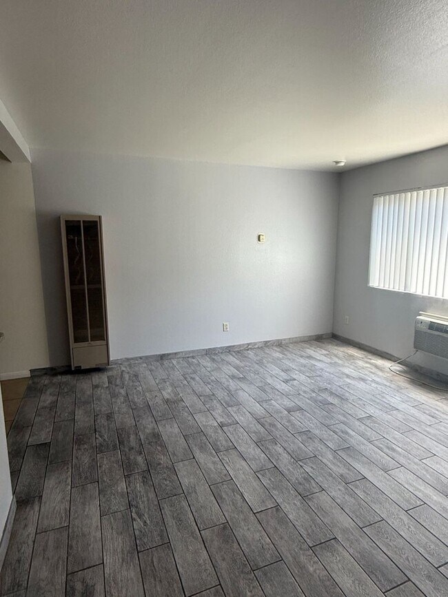 Building Photo - 1 BEDROOM 1 BATHROOM ONTARIO APARTMENT