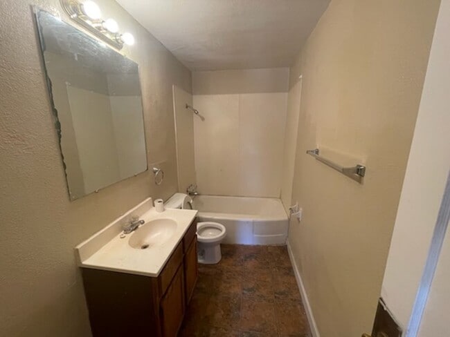 Building Photo - Charming 2 bedroom