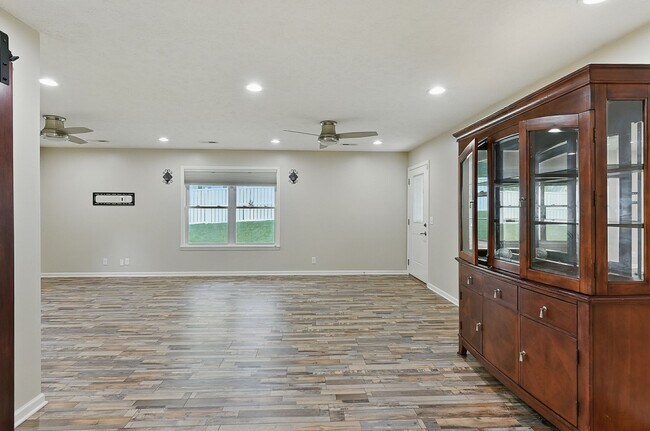 Building Photo - Spacious 4-Bedroom Home for Rent in Desira...