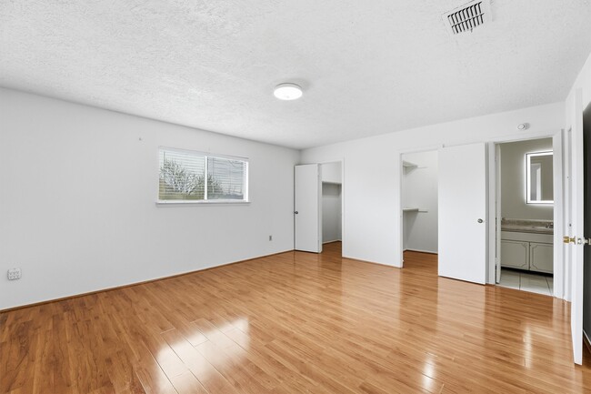 Building Photo - 12447 Sharpview Dr