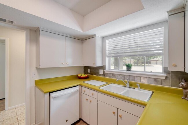 Building Photo - 2306 Berry Hill Cir