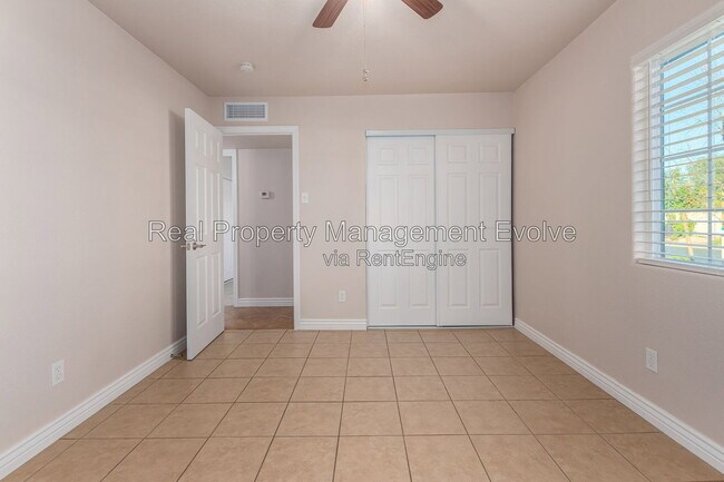 Building Photo - 5438 S 46th Pl