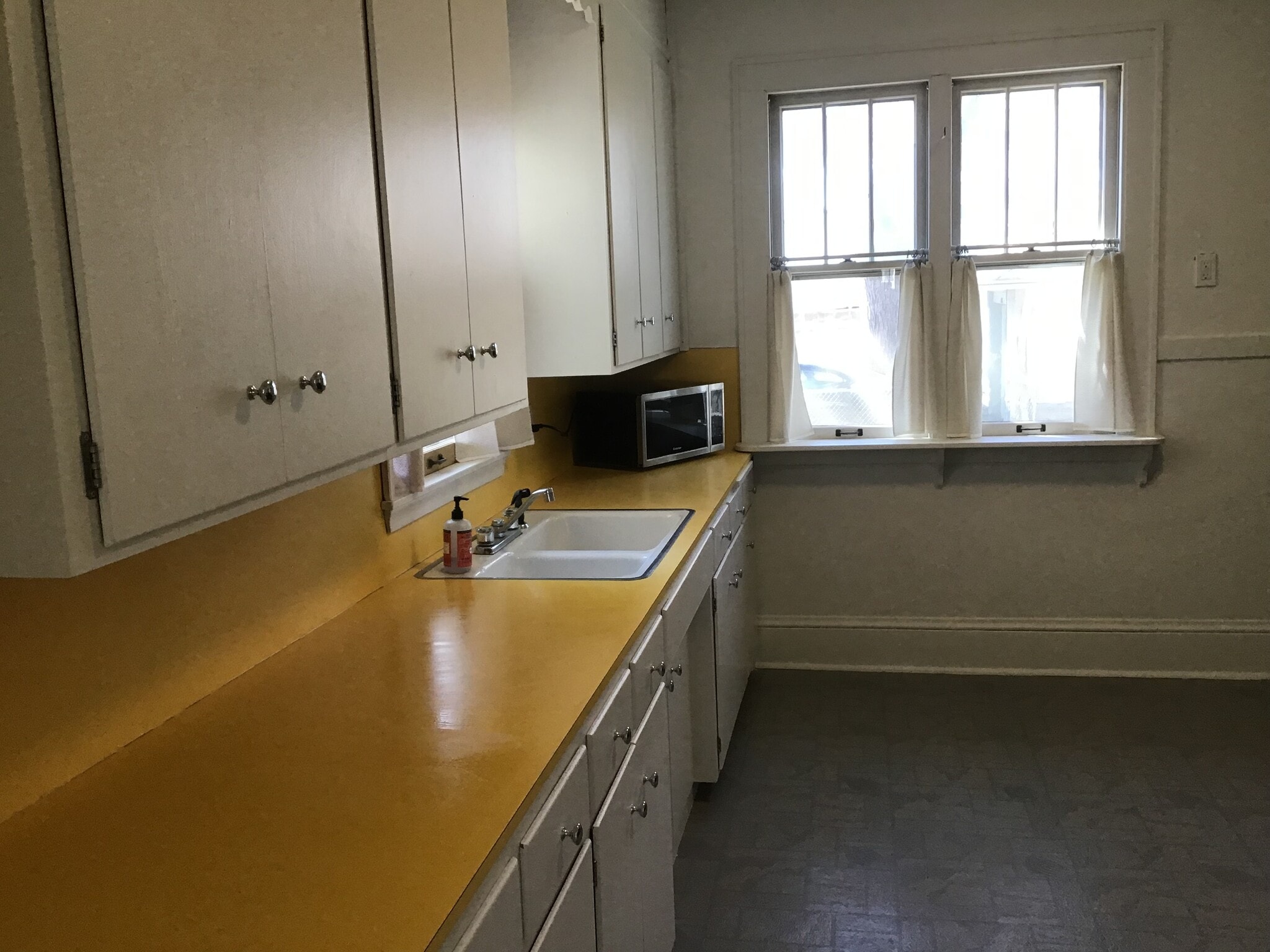 Spacious Kitchen - 4636 Cedar Ave
