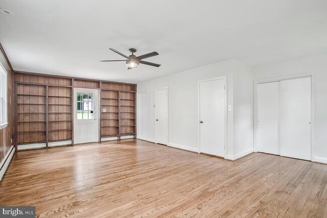 Building Photo - 8205 Robin Hood Ct