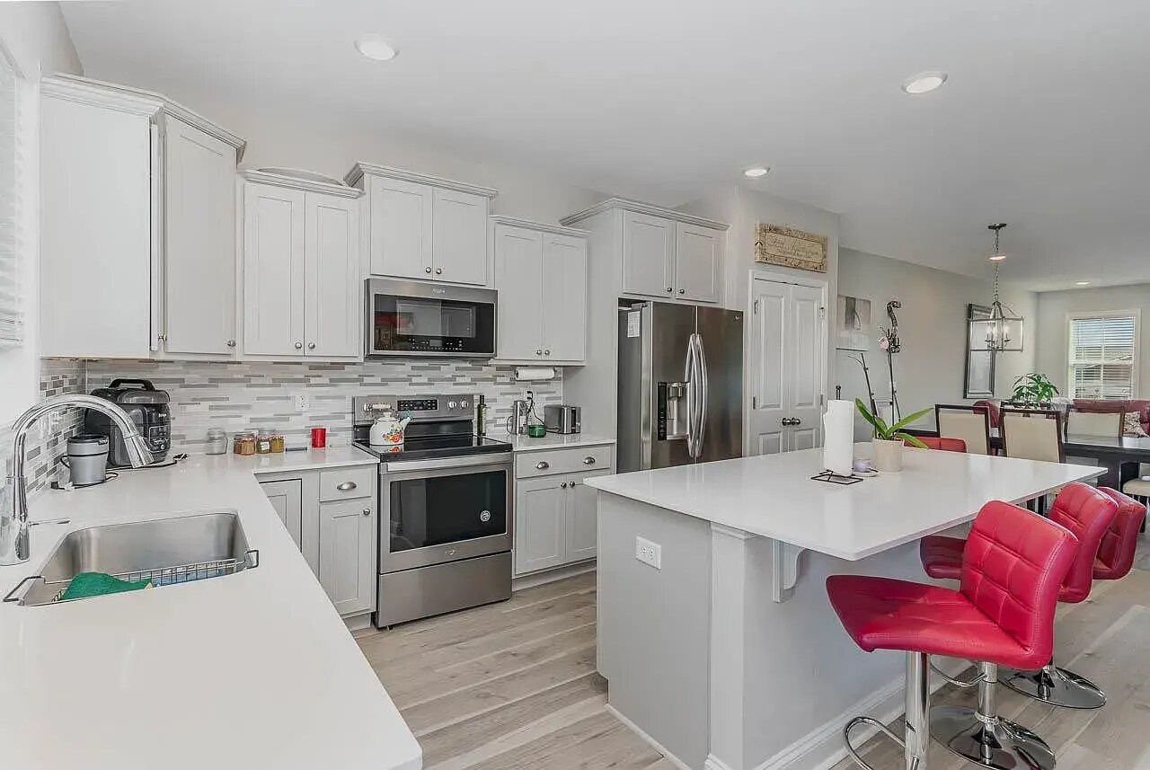 2nd floor kitchen - 1006 Gateway Commons Cir