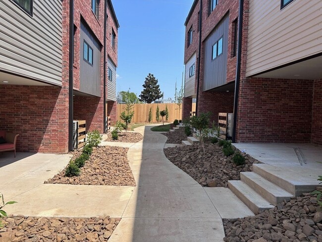 Building Photo - ***933 SE 10th Street***