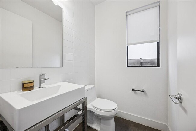 Building Photo - 1011 E 12th St