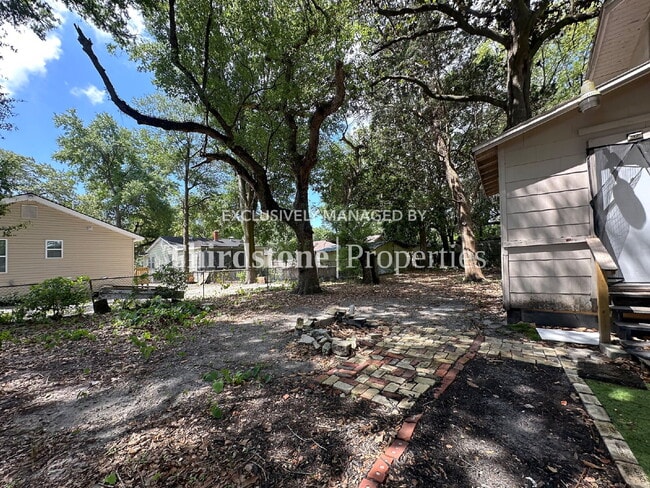 Building Photo - 920 Alderside St